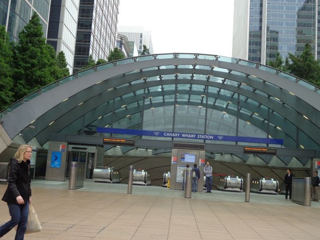 キャナリーワーフに着きました。<br /><br />巨大なショッピングゾーンになっています。大賑わいでした。