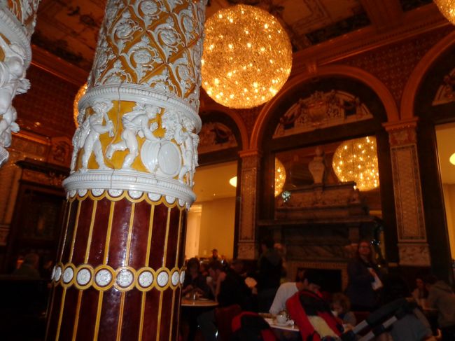 仕方ないので，大好きなＶ＆Ａ博物館のカフェへ。<br /><br />時間が５時近くだったためか，食事系のコーナーはほとんど店じまい中。一方ベーカリー系のコーナーはスイーツを求める人たちで長蛇の列。しかしサービスの人は非常に効率的に客をさばいていきます。<br /><br />カフェ自体すっごく混んでいましたが，運よく，ギャンブルルームに席を確保できました。