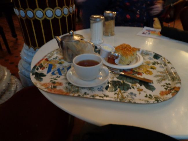 去年と同じBenugoのスコーンなんだけど，なんかパンっぽく変わっている。。まぁクロテッドクリームつければ美味しいのに変わりはないですが。<br />紅茶のミルク取るの忘れた。。