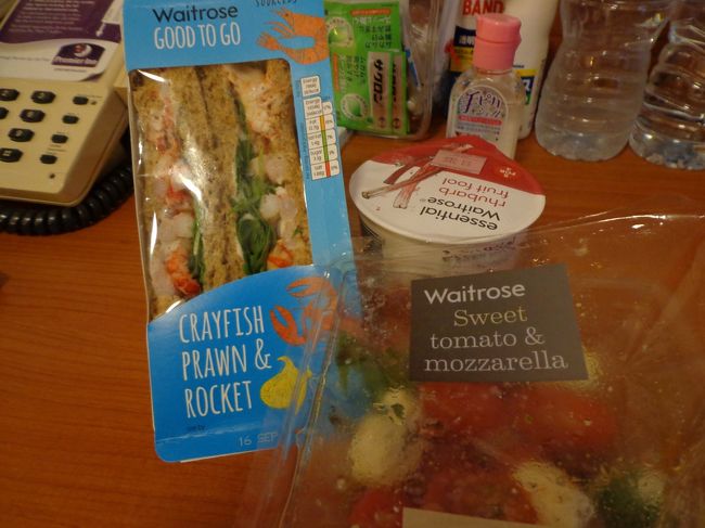 駅中のウェイトローズで夕食と水を調達。<br /><br />小エビとザリガニのサンドイッチ。初めての「ザリガニ体験」ですが，小エビも入っていたので，ザリガニ自体がどういう味なのかさっぱり判らんかったよ。苦味はルッコラの味だろうし。<br /><br />後，大好きなルバーブのヨーグルトにトマトとモッツァレラのサラダ。チーズが美味しくなかったのでトマトだけ頂きました。<br />