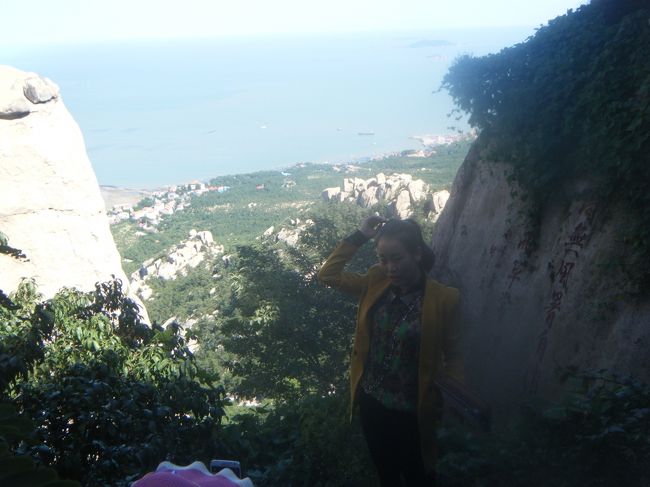 洞窟は自然の人力岩石版スペースマウンテン。まず、一方通行です。最初は普通の洞窟ですが、真っ暗でくねくねまがって、狭くて80kg以上の人はふうふう言って抜けねばならない難所や、足がかけにくい急なのぼりがあって、次がどうなるやら、アドベンチャー・アドベンチャー。　リフトの前に懐中電灯5元で売っていたのを買うべきでした。携帯電話の明かりでは到底不十分です。