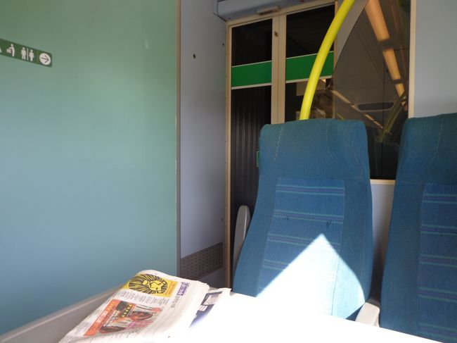 アシュフォードインターナショナル経由でカンタベリーへ。前方車両と後方車両で途中で行先が分かれるらしく，後方車両に乗りました。<br /><br />女学生の団体さんを避けて席を選んだら，トイレ横の席になってしまいました。<br /><br />しかし，トイレを使った白人のあんちゃん！出た後はちゃんと扉を閉めろ！