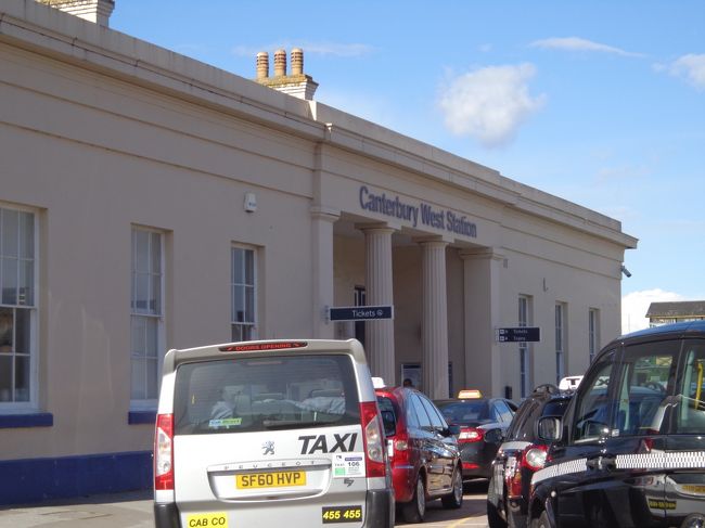 カンタベリーウェストに到着。<br /><br />しかし地図を持っていない。。左手側を見たら住宅しかなさそうだったため，右手側に進んでみると，なんとなく人通りの多そうな所に出たので，左折してそのまま直進。珍しく正解！