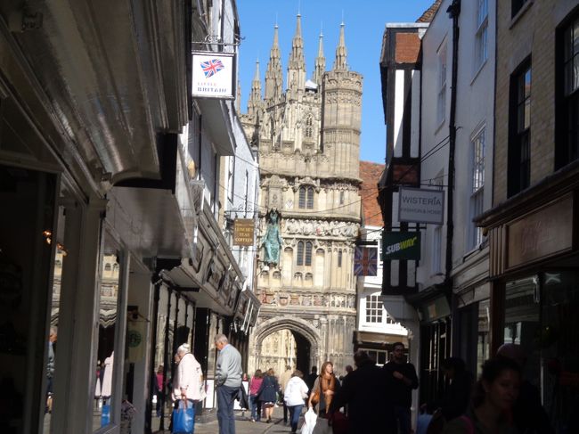 大聖堂の参道は地元民，観光客入り乱れて賑わっていました。<br /><br />そこへ唐突に英国国教会の総本山への入口が！