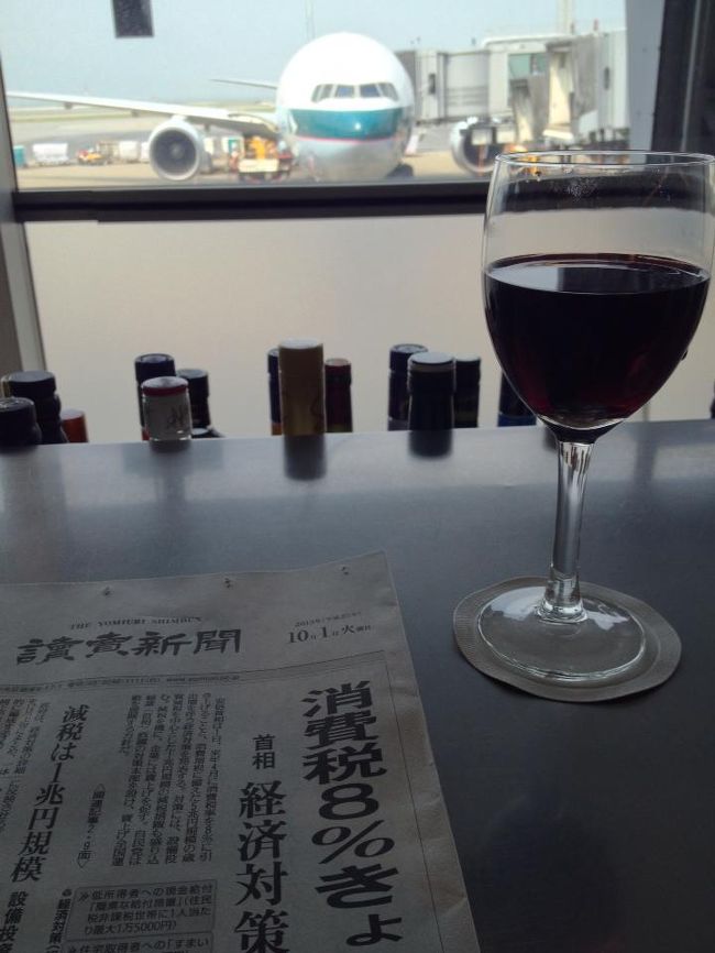 あの長いバーカウンターでマターーーリ。<br /><br />バーカウンターだけど、スープとかも頼むと出してくれるよ。<br />