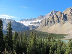 クロウフット氷河（Crowfoot Glacier）。
文字通りカラスの足に似た氷河です。
昔は3本の氷河でしたが、一番下の1本が落ちてしまって、今は2本になっています。　 