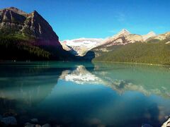ルイーズ湖（Lake Louise）。
「ロッキーの宝石」と言われる、カナダで最も有名な湖です。
ビクトリア女王の娘ルイーズ・キャロライン・アルバータ から取られています（アルバータ州のアルバータも同じ方から名付けられています）。
正面に見える氷河は、ルイーズの母から名付けられたビクトリア氷河（Victoria Glacier）です。

