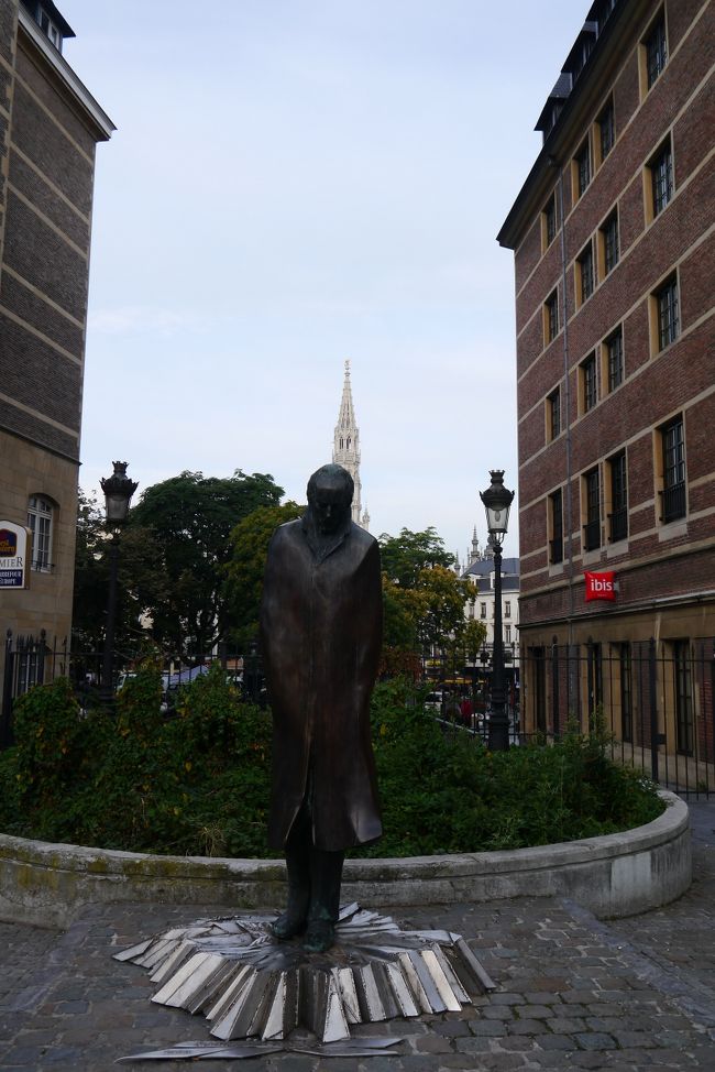 ●３日目<br />昨晩も訪れた、グランプラスへ<br /><br />中央駅〜徒歩で向かいます。<br /><br />誰か分からないおじ様の後ろに市庁舎の尖塔が見えます