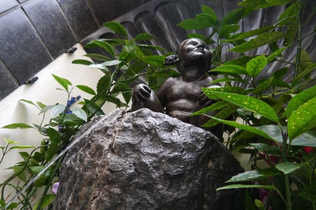 ●小便少女？<br />なまなましい。。。<br /><br />かなり高い位置にあり、全面鉄柵<br /><br />柵の間から撮影するとこのアングルになる