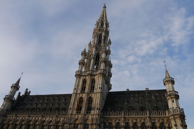 市庁舎　<br /><br />白い尖塔が青空に映える