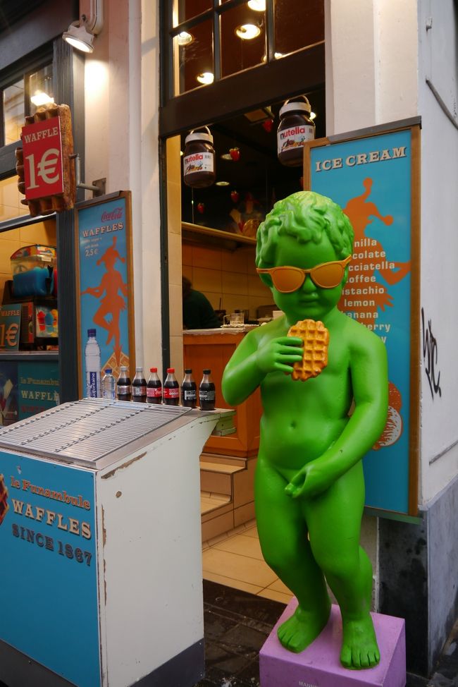 像の横にあるワッフル屋さんの小僧の方が<br /><br />はるかに大きく目立つ