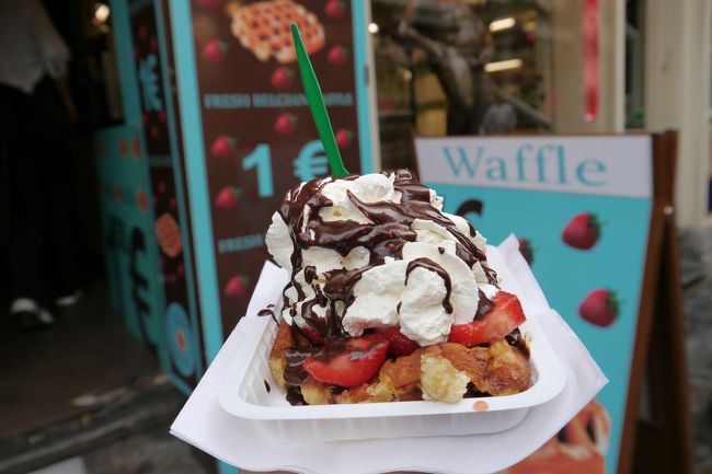 朝から食べちゃうよ〜<br /><br />ワッフル１ユーロにトッピングしていくシステム<br /><br />ワッフル＋イチゴ＋生クリーム＋チョコ＝約５ユーロ<br /><br />ワッフルは甘さ控えめでふわふわ<br />生クリームはしつこくないのでこの量でも問題なし！！