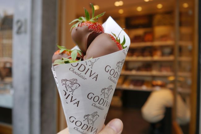 グランプラスの広場に戻り昨晩から狙っていたＧＯＤＩＶＡ！！<br /><br />イチゴ５個＋１個（おまけ）で約６ユーロ大奮発<br /><br />有名店でおまけおねだり。。旅の恥は掻き捨てる