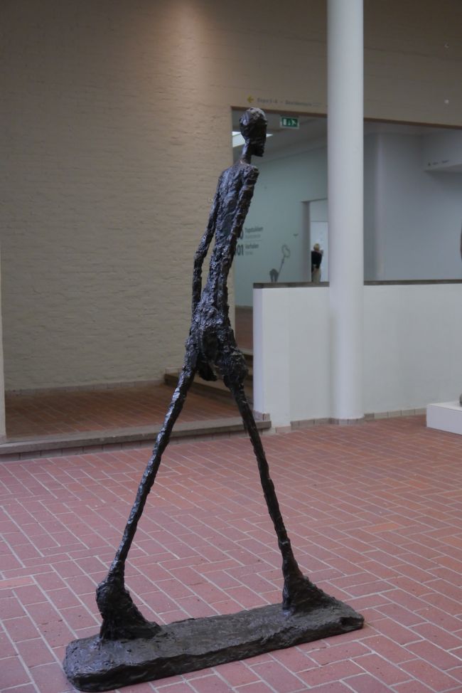 美術館の中、外の森にも色々な像有り<br /><br />なんだか気になる。。