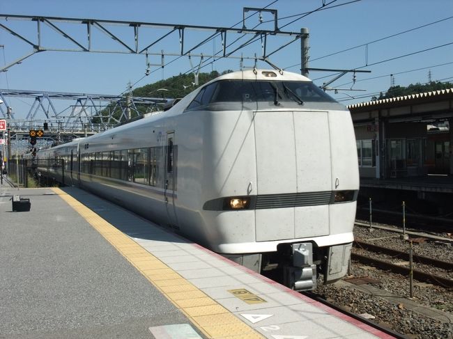 出発地は東京。<br />米原まで新幹線で行きまして、しらさぎ号に。<br />初めてですわ〜北陸〜。<br /><br />米原からしらさぎが出発してほどなく、左手になにか水辺が。<br />海！？いや、琵琶湖！！琵琶湖初めて見た！！<br /><br />で、地図を見ると1つ前の駅は彦根。ひこにゃんの彦根！？<br />なんだ〜彦根の近く通るなら、ひこにゃんに会いに行けばよかった・・・。