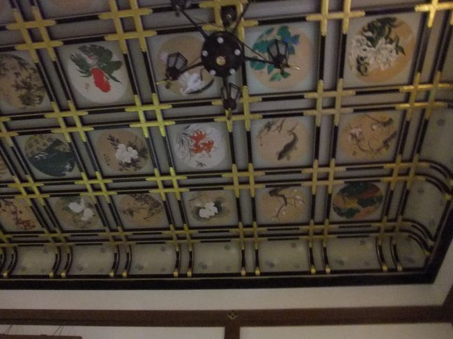 チケットを買って中に入り、お坊様に渡して、<br />広間で建物の配置など簡単な説明を受けます。<br />それから順路に従って中へ。タクシーの運転手さんが案内に入ってくれました。写真は傘松閣の2階大広間。絵天井です。<br />首が痛くなるけど、一枚一枚楽しめます。<br />入り口横に一覧も貼ってあるのでそっちの方が見やすいです。