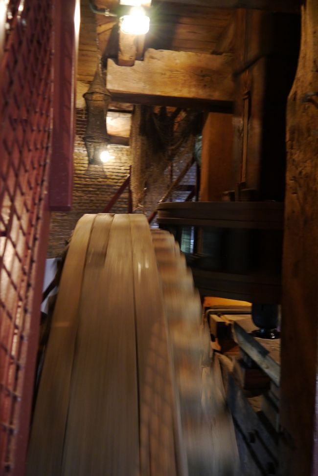 内部は想像より広いです。<br /><br />風車の軋む音と軸？の回転する音<br /><br />低く響きます