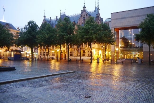 広場の一角、バールで夕食をとり３日目終了<br /><br />あしたも楽しむぞ！！<br /><br /><br /><br />