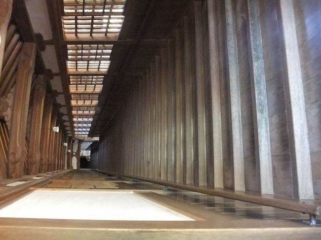 このような長い階段がいくつかあります。<br />滑りやすいので、靴下など気をつけないと・・ツルツル・・<br /><br />雲水さんたちがそれはもう磨き上げてますから・・どこも光っております。