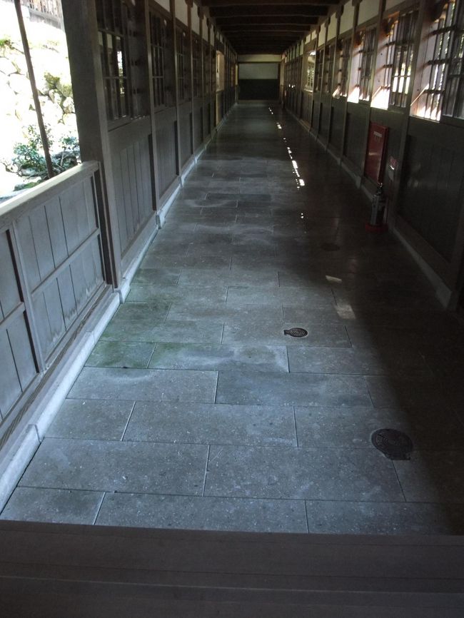 石の廊下です。確かこのあたりの特産の石だとか。<br />訪れた時はまだ残暑が厳しかったのでちょうどいい冷たさでしたが、<br />ここは冬は相当冷たい床となるはず・・。<br />真冬は靴下だけではきついかも。いわゆる室内履きのようなもので<br />そこに滑り止めがあるとずいぶん楽かも。<br />そのような室内履きで入れるかどうかは未確認です・・。