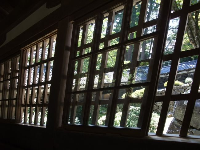 山の傾斜に建った建物ですので、階段がたくさん。<br />階段の窓もななめです。斜めなのにきちっとはまっている窓。<br />建築技術はすごいのでは・・。