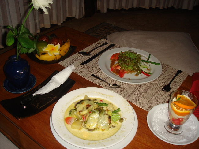 ウブド中心部から北部に車で４０分ほどのところにあるホテル。<br />あんまり人気が出すぎて欲しくないので、名前は内緒。<br /><br />朝夕食付のパッケージで、到着日の夜から頂けます。<br />夕食は前菜・メイン・デザートのセットメニューで、３種類から選べます。<br /><br />今日は魚のチーズクリームソース、サラダ、ババロア。<br />ルームサービスで頂きました。<br /><br />ここのホテルは、野菜もこだわってホテル内の自家農園で育てているので、新鮮で美味しいんですよ。<br /><br /><br />