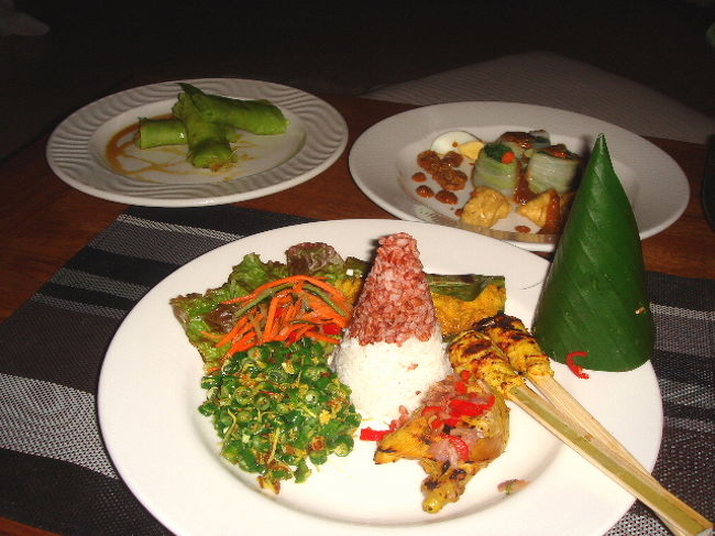 ２日目の夕食は、インドネシア料理。<br /><br />ガドガド・ナシチャンプル・ダダールグルン<br /><br />ダダールグルンは、あまいココナッツフレークを米粉のクレープで巻いたデザート。これすごく美味しいんです！