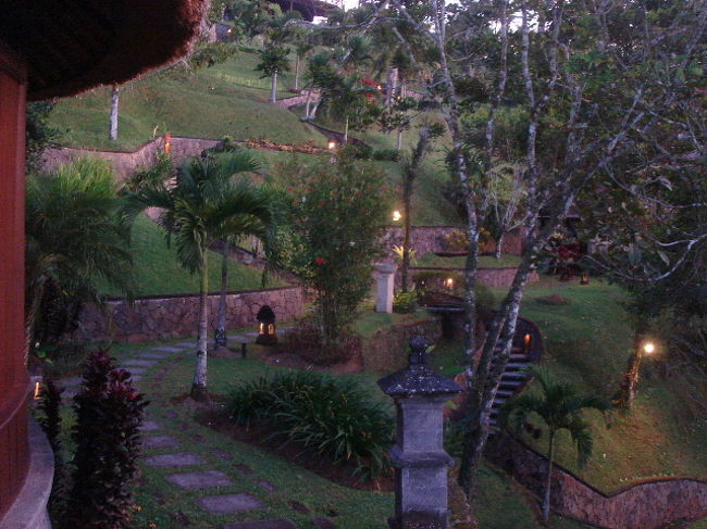 日暮れ時、部屋の入口から。<br /><br />夜はかなり暗いですが、灯篭があるのでなんとか歩けます。