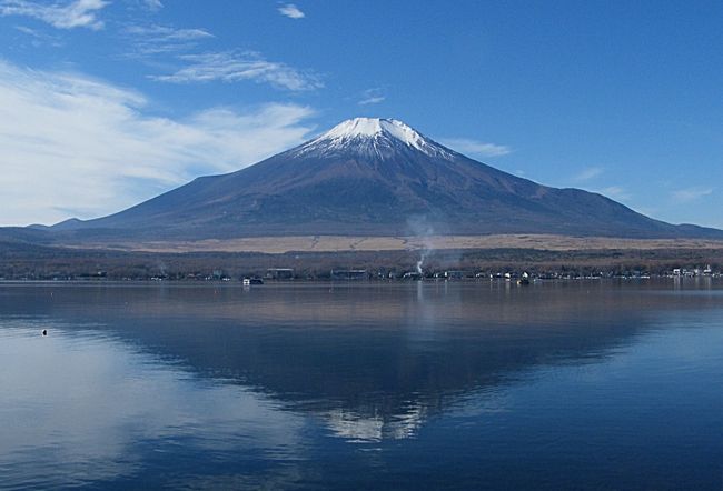 山中湖村マリモ通り駐車場から眺める富士山。風の穏やかな日には逆さ富士が見られます。