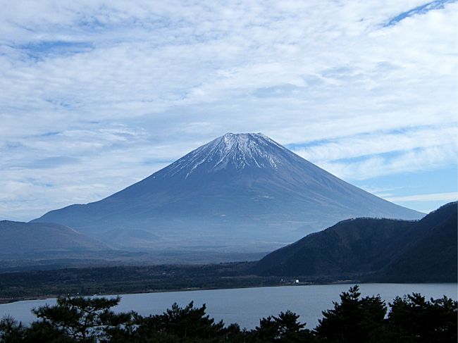 ５００円札に描かれた構図の富士山が見られるスポット。本栖湖の奥の方です。