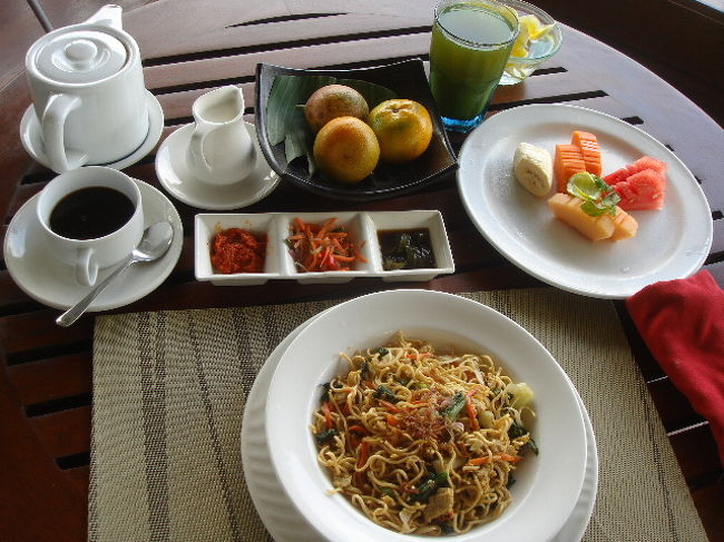 帰ってきて部屋で、朝届けてもらってた朝食。<br /><br />朝食はお客さんの混み具合に寄って、ブッフェかセットメニューになります。<br /><br />今日はセットだったので、ミーゴレン（インドネシア風焼きそば）を頼みました。薬味はそんなに辛くないので、全部入れちゃいました。<br /><br />今日はこの後、バリニーズマッサージレッスンを受けました。<br />セルフマッサージのやり方なのかと思ってたら、<br />実際モデルの子を使ってオイルマッサージをしました。<br />