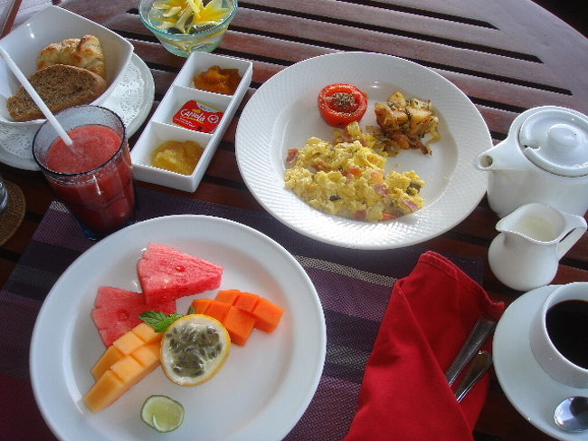 ４日目朝食は、洋食を選びました。<br />パン３種類・フルーツ・卵料理（今日はスクランブルエッグ）・コーヒーです。<br /><br />パンに塗る、ジャムが美味しかった。<br /><br />