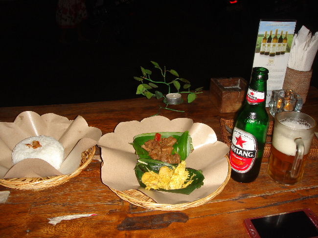 夕食は、時間もあまりなかったので、ローカル料理が安く頂ける居酒屋さんへ。<br /><br />あとから見たらガイドブックにも載ってた「ビアビア」っていう店でした。<br /><br />おつまみ２種と、ライスと、ビンタンビールをオーダー。<br />この旅初のお酒です。これで46,200Ｒｐ！<br />歩いた後のビールはやっぱり美味しい！