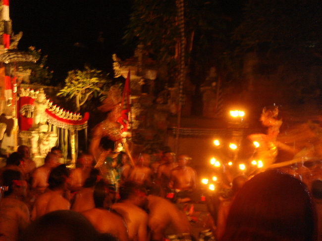 去年は王宮でバリ舞踊観たので、今年はケチャ鑑賞。<br /><br />パダントゥガル集会場でケチャとトランスをやってました。<br /><br />なかなかの迫力。途中雨が降ってきたので、屋根がある場所へ移動。<br /><br /><br />