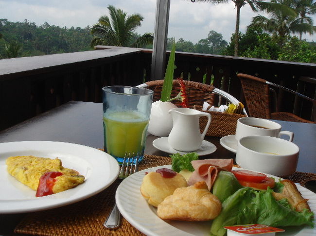 最終日の朝食。今日はお客さん多いらしく、レストランでブッフェです。<br />パイナップルジュース・クロワッサンと小さなパンケーキ・サラダ・<br />オムレツにはチーズたくさん入れてもらいました。<br /><br />朝食は景色が良い、テラス席にいつも座ってましたよ。猫ちゃんがおこぼれもらいにうろうろしてます。