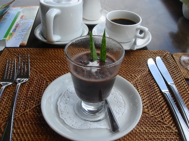 チェックアウトは14時で、ガイドさんが15時に迎えに来るまで、レストランでお茶。<br /><br />ブブールインジン（赤米のライスプディング）ですが、<br />あったかくて、まるでお汁粉みたい！甘すぎなくて美味しい。<br /><br />バリコーヒーは、一日1リットルくらいは飲んだでしょうか？<br />レストランのは濃くて一番美味しかった。