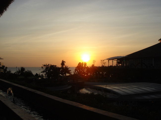 いつも道路が混んでいるらしく、クタに到着したのは５時２０分くらい。<br />ビーチ沿いに新しくできた大型ショッピングセンター、ビーチウォーク。<br />衣料品のお店や、おみやげ屋さん、子供が遊ぶところもあります。サンセットがすごく綺麗。