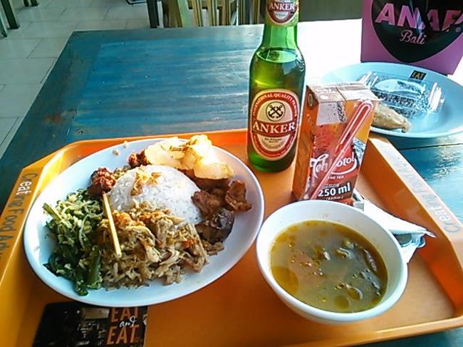 サンセットの時間に合わせ、フードコートで食事。レジでプリペイドカードを買って、各お店でそのカードで注文するシステム。<br /><br />100,000Ｒｐのカードを買って、<br />ナシゴレン（スープ付）42700Ｒｐ<br />Ａｎｋｅｒビール　　　27,400Ｒｐ<br />アイスティー　　　　　 5,500Ｒｐ<br />春雨と野菜の揚げ餃子みたいなのとココナツのわらび餅みたいなの。<br />　　　　　　　　２つで　16,500Ｒｐ<br />これでほとんど使い切りました。<br /><br />どこの店も、表示の値段に、２％のサービスチャージと１０％の消費税がプラスされます。<br /><br />ナシゴレンは、他で食べるのより、すっごく辛かった！でも地元の人はいつもこの位のを食べてるようです。<br />