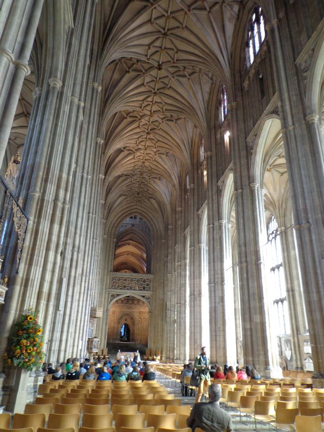 イギリス最古のゴシック建築だそうですが。。