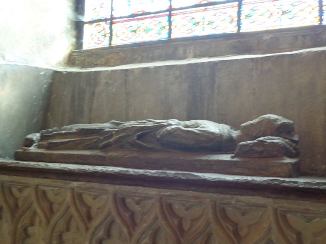 何か，ほとんどの彫像が「鼻」が欠けているんだな。やっぱり出ている部分だから？<br /><br />それでも私の鼻より高いって何よ。。