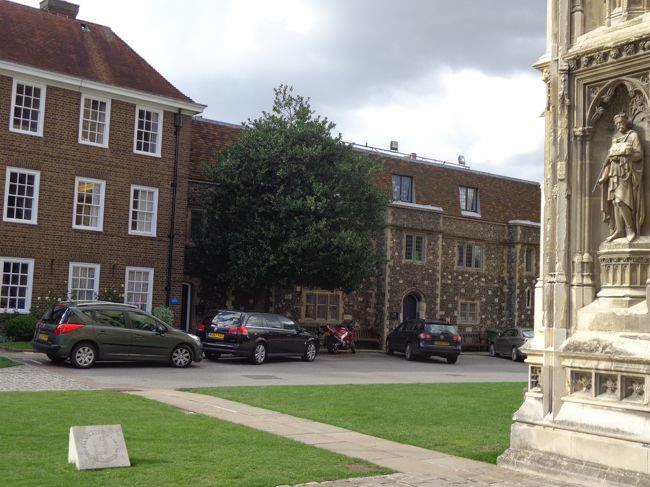 大聖堂の敷地内の普通の住宅っぽい建物ってどういう用途の建物なんでしょう。<br /><br />ロンドン塔とかハンプトンコートパレスとかには，敷地内に<br />退役した軍人さんの住宅とかがあるらしいけど。