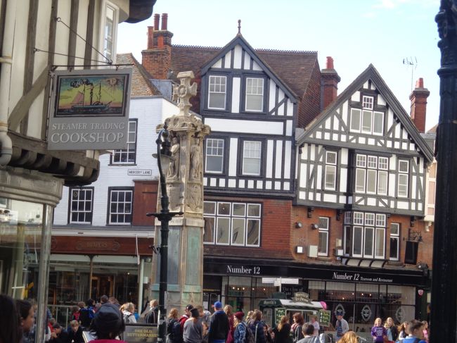 大聖堂前の賑わい。