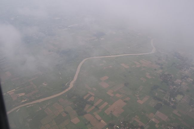 自分との戦いも持久戦となり・・形勢不利！！あわや！！というところで、眼下にバラナシの風景が！<br /><br />これはヤムナー河かな？ガンジスではないよな、河だーー！！とついに何を見ても感動するようになってしまった（苦笑）