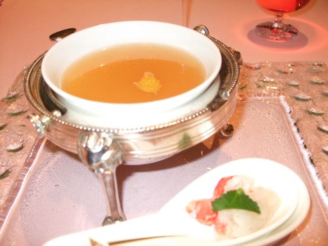 ズワイ蟹とキヌガサ茸のスープ。