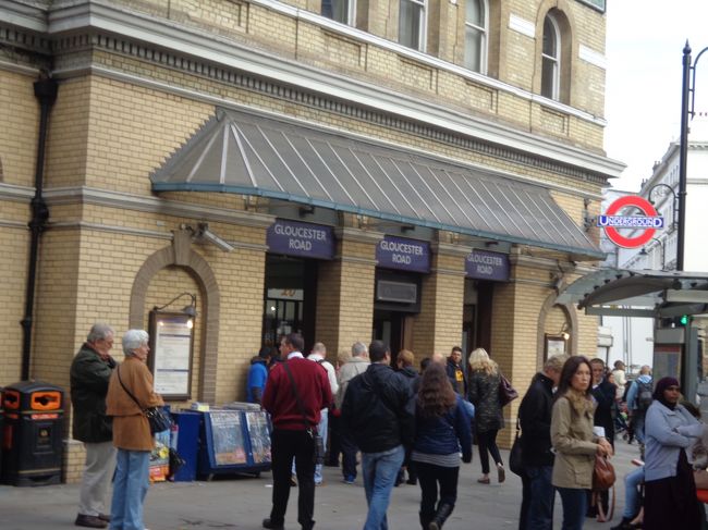 グロースターロード駅。賑わっています。