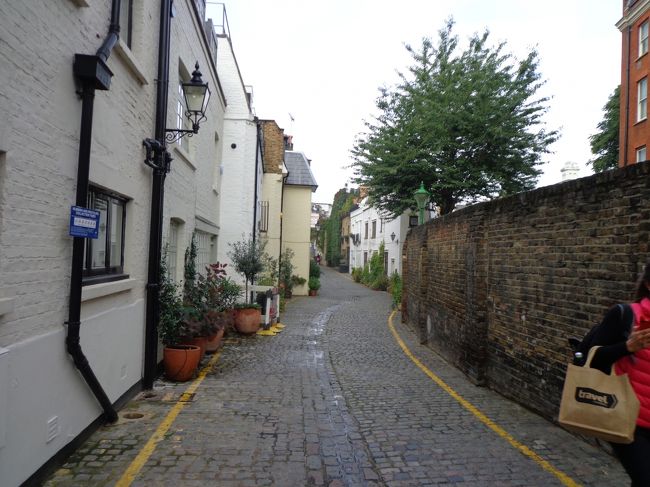 通行人等をフォーカスした写真は撮らないので写真はないのですが、親に付き添われて登校する子供たちをたくさんみかけました。<br /><br />きちんとネクタイしてジャケット着た制服姿のおチビさんたちの可愛い事可愛い事。