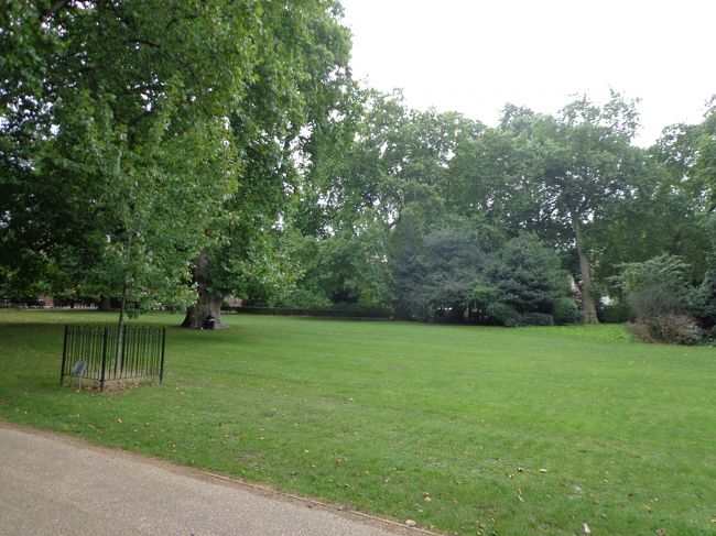 テンプルに行きたかったんだけど、場所が判らなくて。。<br /><br />ここはリンカーンズ・イン・ザ・フィールズです。