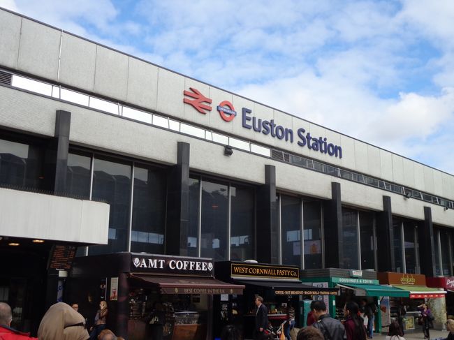 ユーストン駅。<br /><br />駅前がフードコートみたいになっています。