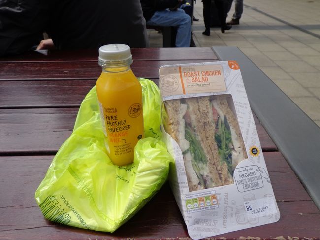 構内のM&amp;S Simply Foodで購入したチキンのサンドイッチとジュースで昼食。<br />
