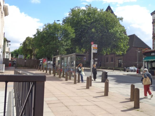 地下鉄ノーザンラインでゴールダスグリーンに。<br /><br />ここからバスでケンウッドハウスに向います。